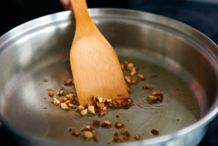 Розігріти сотейник, додати оливкове масло, часник і обсмажити до золотистого кольору
