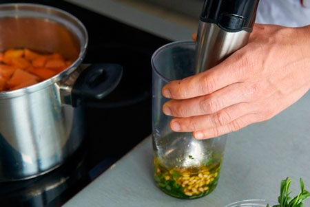 Листя помістити в миску, додати кедрові горішки, сіль і перець, залити оливковою олією і обробити занурювальним блендером до однорідної консистенції