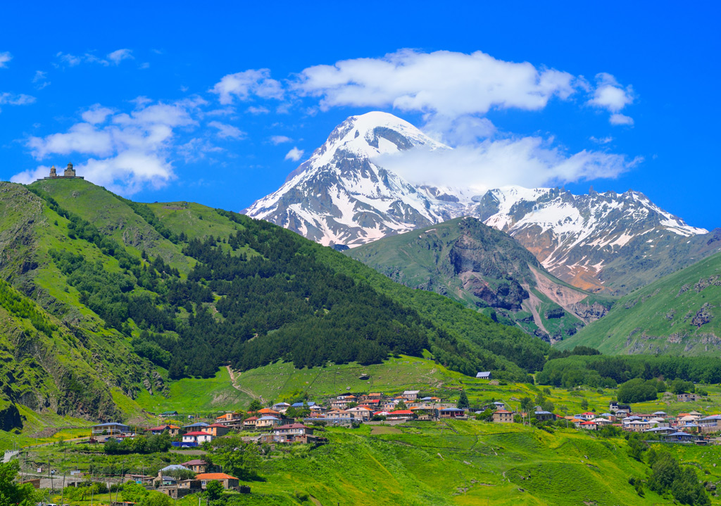 А на півночі відкриваються види передгірних сіл, красивих лугів і самого хребта Кавказьких гір, який простягається вздовж узбережжя Чорного моря