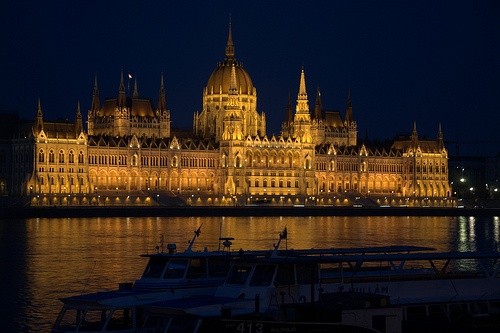 Подивитися на угорський парламент