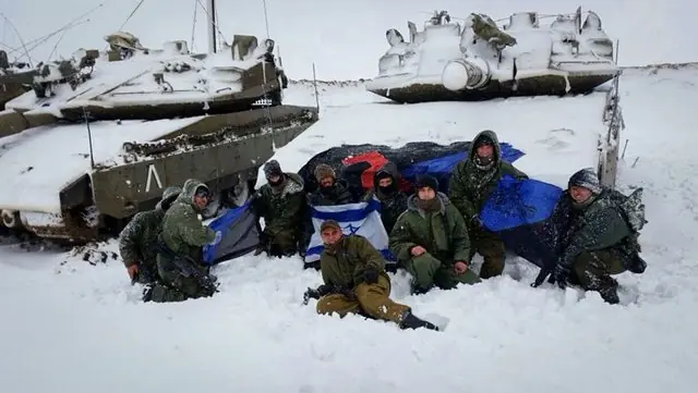 Радісні ізраїльські військові фотографуються на снігу