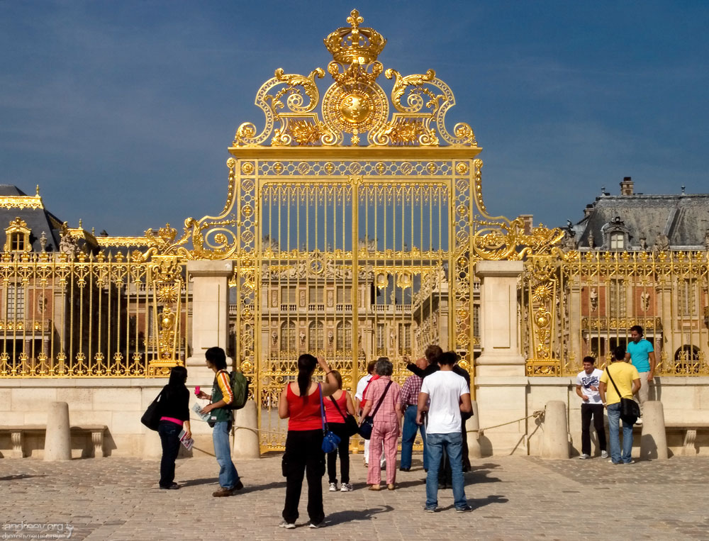 А по прибуттю залишалося лише пройти один квартал, завернути за ріг, і ось він, Версальський палац, багато блискучий золотом з висоти