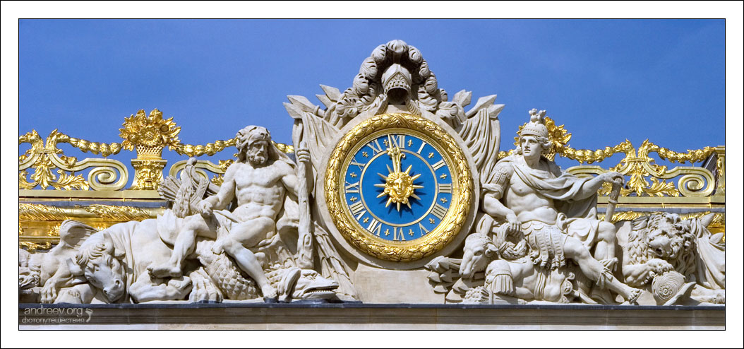 Позолочений годинник - деталь екстер'єру Версальського палацу: