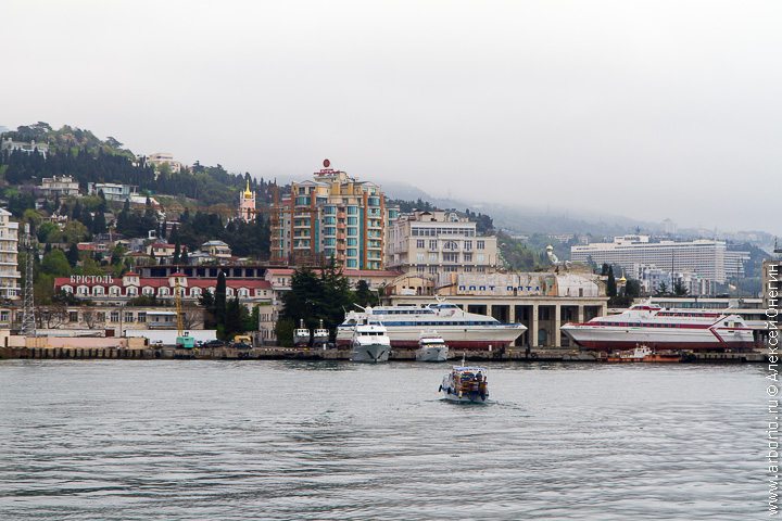 Витягнуте світла будівля праворуч вдалині - готель Ялта-Інтурист, яка вважається одним з найбільш просунутих курортних комплексів Криму