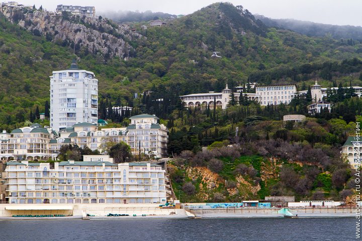 Знамениті ялтинські палаци - Лівадійський, Воронцовський - можна побачити і з моря, але для повних вражень краще їхати туди по землі, інакше вид зіпсують курортні споруди