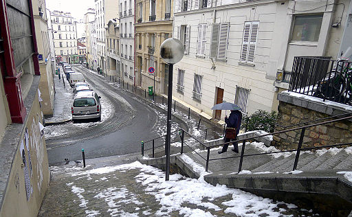 До холодів європейці не звикли (кадр із зимового Парижа):