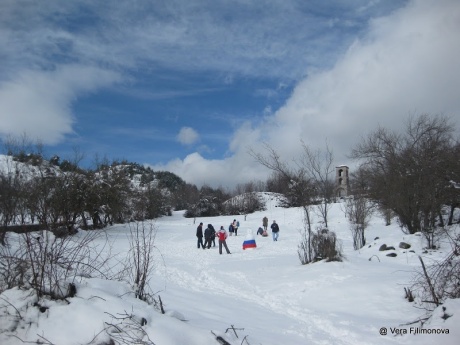 Після огляду першої пам'ятки - загальна фотографія на тлі снігової баби і гра в сніжки