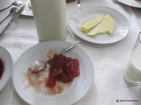 На сніданок було свіже сільське коров'яче молоко, хліб з маслом і варенням власного виробництва, пишечки (petulla) і бюрек з сиром, який я дуже люблю
