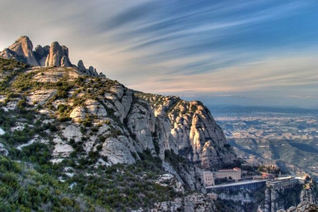 Знаменита іспанська гора Монтсеррат знаходиться в провінції Каталонії всього в 40 кілометрах на північний захід від Барселони
