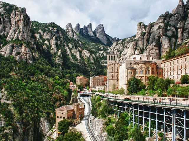 Гірський комплекс Монтсеррат є важливим місцем паломництва і туризму, протягом багатьох століть абатство відігравало значну роль в релігійному та політичному житті Каталонії