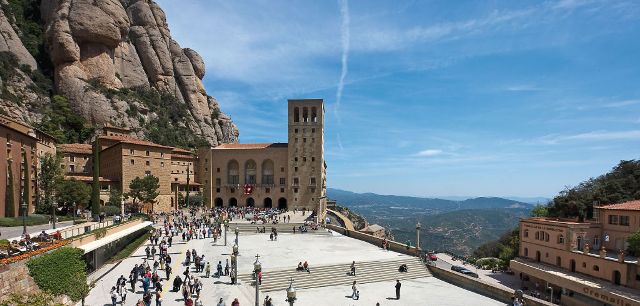 До підніжжя гори Монтсеррат можна дістатися на поїзді з Барселони (ж / д станція Monistrol de Montserrat), залізнична система в Іспанії добре розвинена