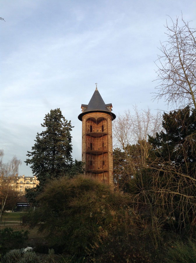 Невелика вежа, що височіє над парком виявилася голубником, причому, службової - «казармою» для поштових голубів часів Першої світової війни, коли пернаті відповідали за зв'язок між військами
