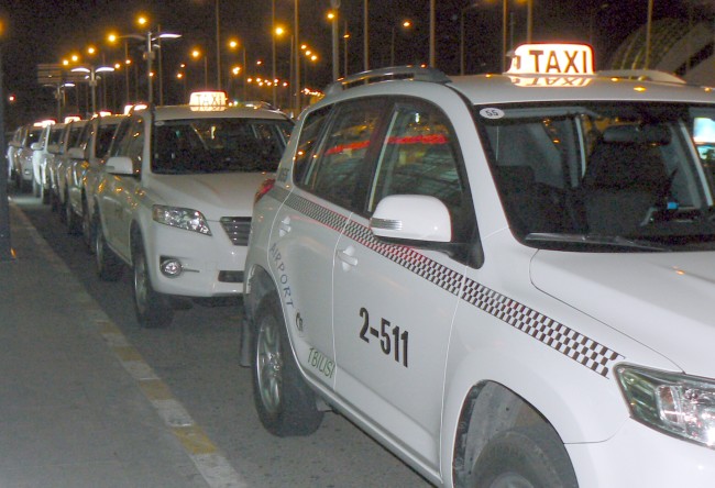 Перше, що кинулося в очі, після виходу з аеропорту - це стрункий ряд Тбіліських таксі Toyota RAV4