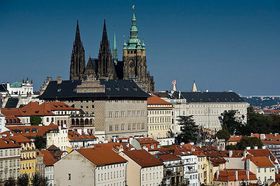 Празький град, Фото: Філіп Яндоурек, Чеське радіо   Замок, що височіє над Прагою, уособлює собою чеську державність, він об'єднує в своїх стінах зразки романської, готичної, ренесансної та барокової архітектури