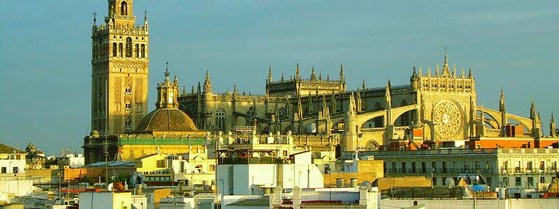 Один з останніх готичних соборів в Іспанії, рішення про будівництво якого на місці мечеті, що підлягала знесенню, було прийнято на засіданні капітулу в 1401 р За своїми розмірами Собор в Севільї третій в хрістанського світі
