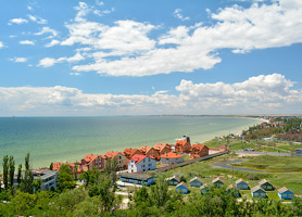 У 4 кілометрах від траси Одеса-Миколаїв перебуває курортна зона села, де розміщені пансіонати і бази відпочинку Коблево