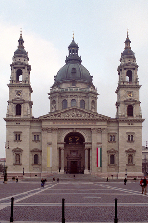 Обійдіть будівлю Угорського Парламенту, згорніть до Центрального банку і Старої Біржі