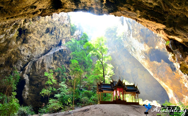 Національний парк Кхао Сам Рой Йот розташований в 45 км від Хуа Хіна, між Пран Бурі і Причепи Кхан