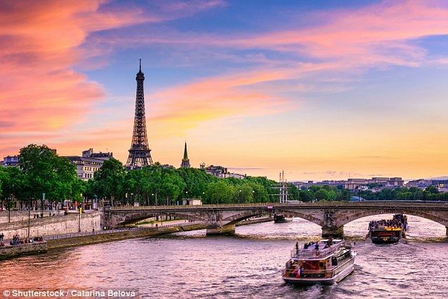 Столица Франции Париж, греческий остров Санторини и итальянская Венеция возглавили рейтинг самых романтических мест планеты