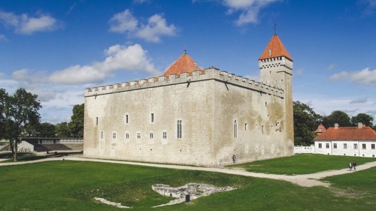 Міст через рів в єпископський замок Курессааре або замок Аренсбург на естонському острові Сааремаа   Фортеця Курессааре - значне середньовічне будова з гарматними баштами