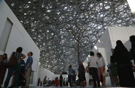 До експозиції музею увійшли 600 робіт найбільших художників і скульпторів світу, а сам комплекс, який будували десять років, стане одним з архітектурних символів міста   Відвідувачі Лувру Абу-Дабі