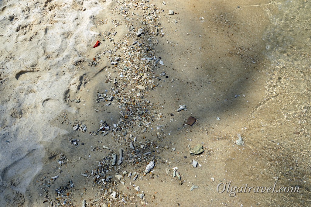 Пісок на другому пляжі дрібний білий і дуже чистий   Пісок на першому пляжі при вході в море   Пісок на першому пляжі з домішкою камінчиків і коралів