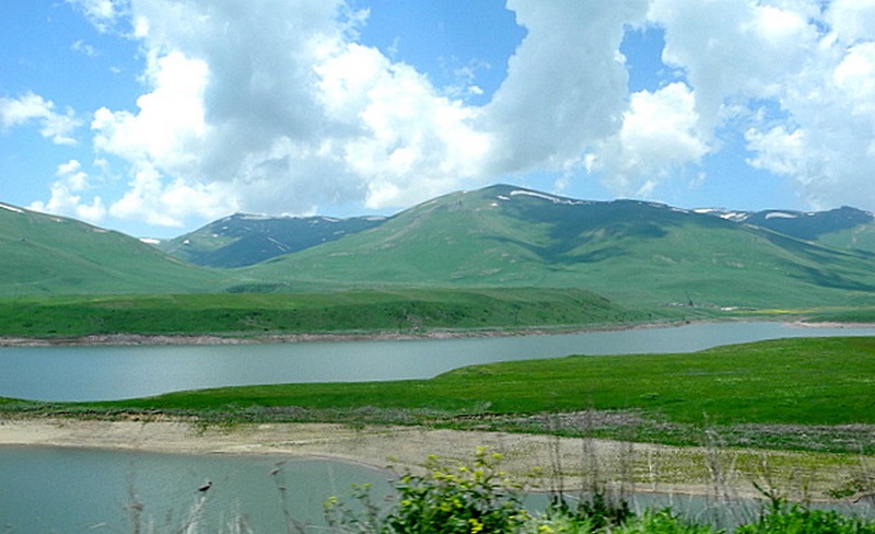 Одна з багатьох на весняні різнокольорові пейзажі гірських трас - це дорога зі столиці Вірменії міста Єреван в невелике містечко на півдні країни Горіс