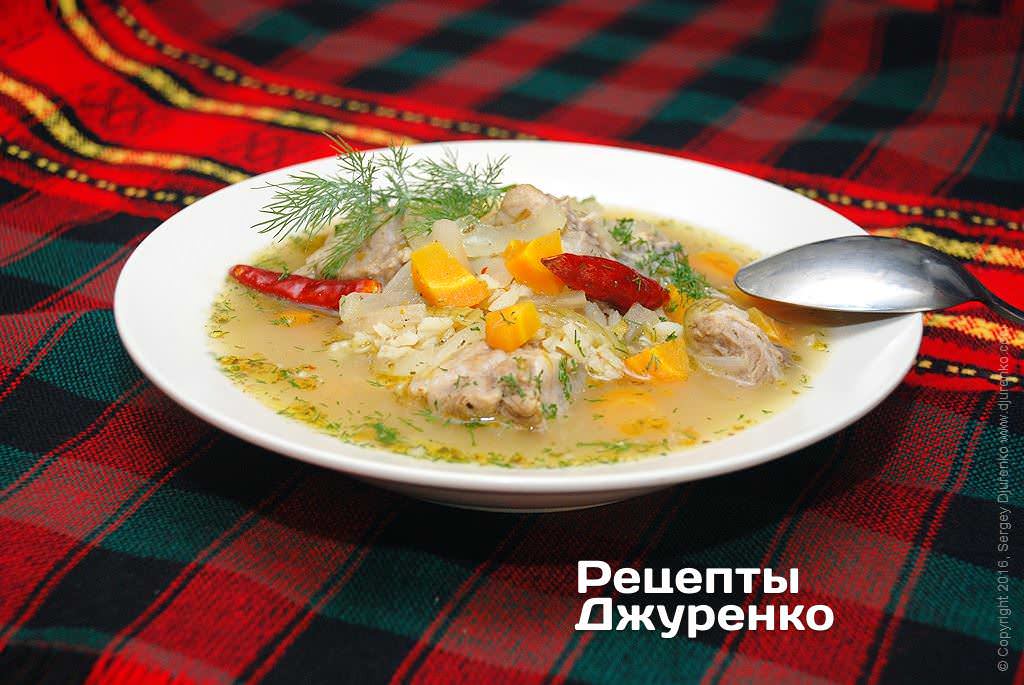 Суп зі свинини з овочами і рисом, з пряною заправкою з соусу ткемалі, з зеленню і ароматними грузинськими спеціями   Суп зі свинини з ароматними кавказькими спеціями, ткемалі і зеленню - дуже смачна страва, відмінно виходить при готуванні на багатті