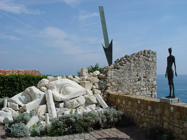 Майстерні кераміки - в   Vallauris Golfe-Juan   , Тут же свого часу знаходилася майстерня Пабло Пікассо