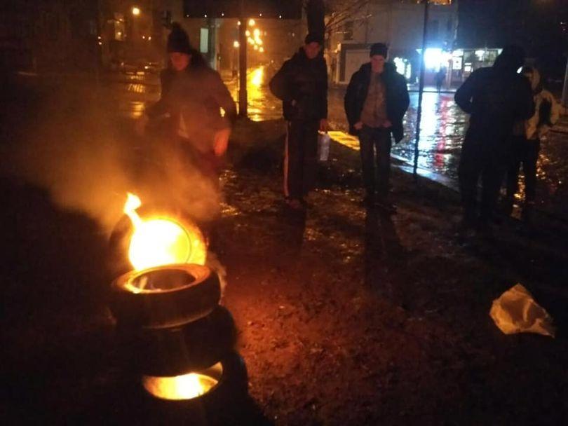 У Львові під консульством Росії запалили шини, а в Харкові запалили фаєри і почали кидати їх через паркан