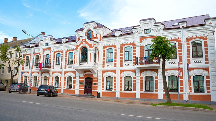 Готель «Park Inn by Radisson» Великий Новгород розташована в парковій зоні на березі річки Волхов поблизу історичного центру Великого Новгорода