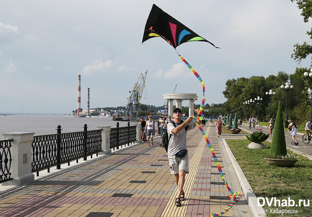 Це такий повітряний змій, зчленований з декількох полотен, загальним розміром в 30-35 метрів, - розповів В'ячеслав Кузнєцов, один з ентузіастів