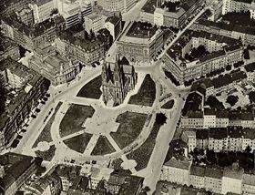 Площа Миру близько 1930 році, фото: відкритий джерело   - Ми з вами знаходимося посеред дуже жвавою і, в той же час, затишній празької площі