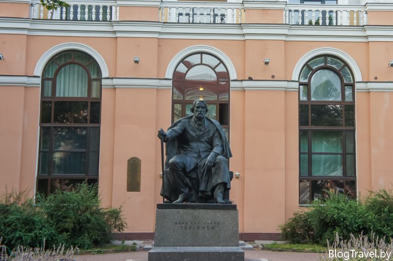 Пам'ятник Пушкіну в Санкт-Петербурзі і наші друзі