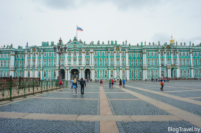 Фасади пишно прикрашені позолоченими барельєфами і мають колір, завдяки якому Зимовий палац неможливо сплутати ні з яким іншим будівлею