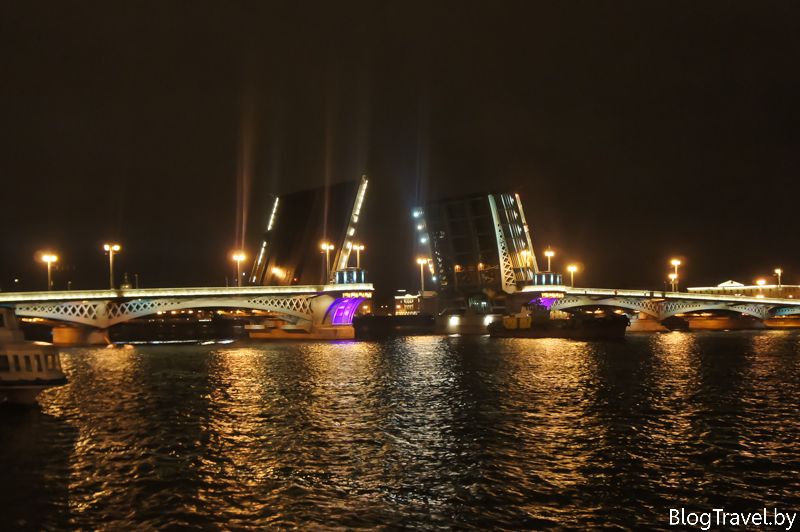 Ось тому, вночі ми вирушили подивитися розлучення мостів саме до палацового мосту Санкт-Петербурга, звідки відкривається приголомшливий вид