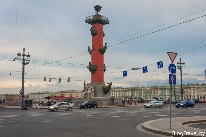 Ростральні колони символізують могутність Росії, як морської держави