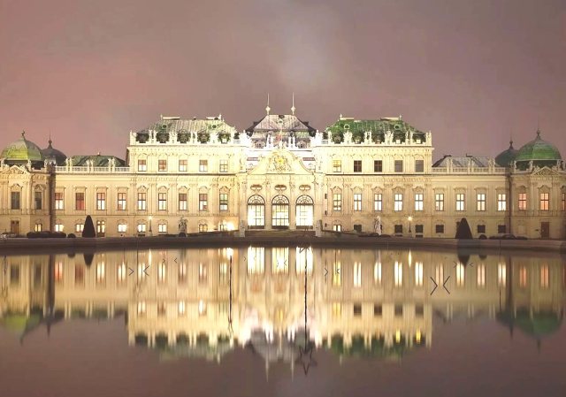 Нижній Бельведер включає також оранжерею і палацові стайні, які раніше використовувалися для коней принца