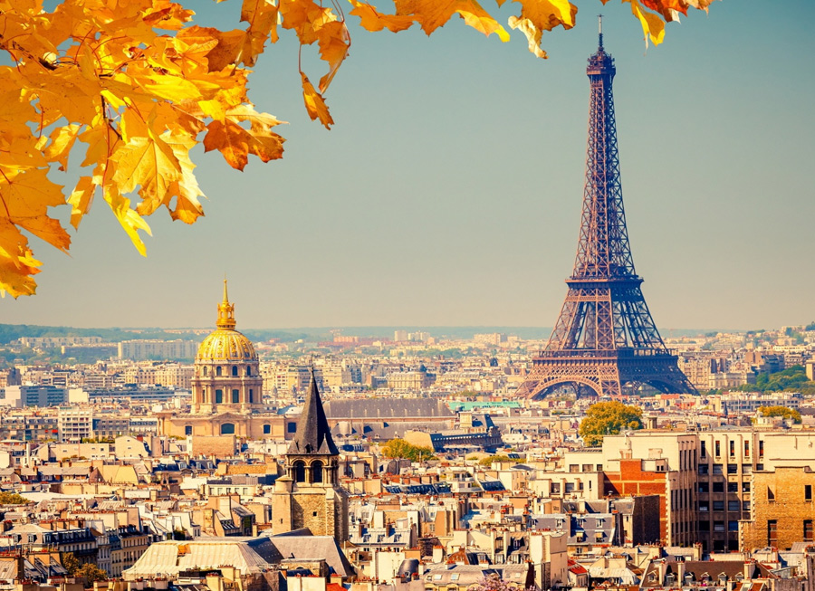 А щоб ви змогли сповна відчути паризьку атмосферу - ось   список готелів з видом на Ейфелеву вежу