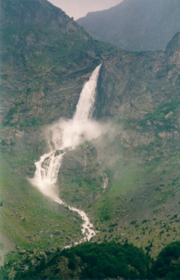 Потрійний водоспад, загальної висотою 315 метрів є одним з найкрасивіших водоспадів Європи, але вода в ньому з'являється тільки за розкладом (річка використовується для виробництва електрики на ГЕС і з 1930х до 1969 року води в ньому не було)
