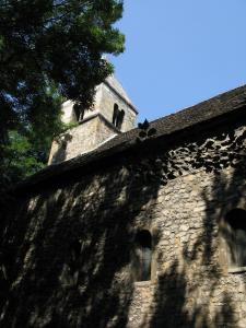 Поруч знаходиться церква Святого Михайла, побудована з каміння XII століття, що залишилися від що розташовувався раніше на цій території монастиря