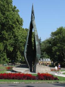 У центрі розташований дивний сучасний монумент - пам'ятник століття Будапешта (точніше, століття об'єднання Буди, Пешта і Обуди), встановлений тут в 1973 році