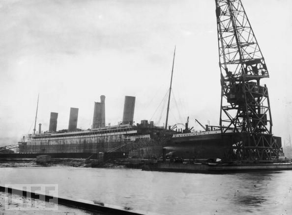 Найбільший пасажирський лайнер світу на момент свого спорудження і спуску на воду в 1912 році, Титанік, чия довжина становила 883 фути (269,1 метра), вважався апріорі «непотоплюваним» і проект його був розроблений провідними світовими фахівцями