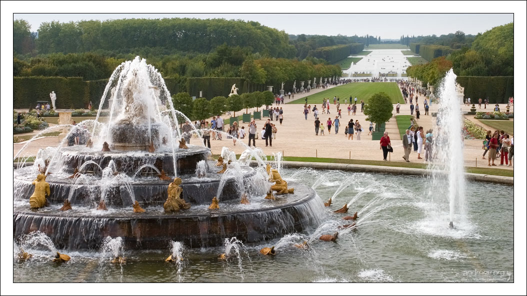 В судовому фонтані прихований натяк на епоху Фронди, коли мати Людовика XIV - Анна Австрійська, обсипана нападками парламенту і дворянства, змушена була два рази залишати Париж