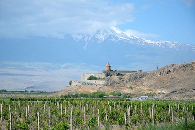 Вірменія розташована на півдні Закавказзя і охоплює північно-східну частину Вірменського нагір'я (розташоване в Альпо-Гімалайської гірській системі)