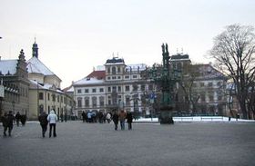 Градчанської площі   Олена: - Отже, наша екскурсія королівським шляхом продолжается