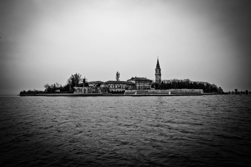 Poveglia, острів недалеко від Венеції, використовувався в якості лазареті або ями чуми в розпал епідемії в Італії