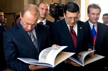28 жовтня 2007, 17:04 Переглядів:   Російський лідер Володимир Путін і президент Єврокомісії Жозе Баррозу вивчають стародавні книги в монастирі Марфи