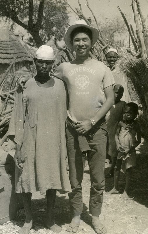 Сімояма з місцевими жителями під час річної подорожі по Африці (фото надано Сімоямой Сігеру)