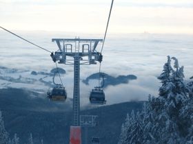 Кабіна канатна дорога Янске Лазні   На гірських трасах більшості лижних центрів лежить від 0,5 до 1,5 метрів природного снігу, завдяки морозам доповнюється за допомогою спеціальних снігових гармат